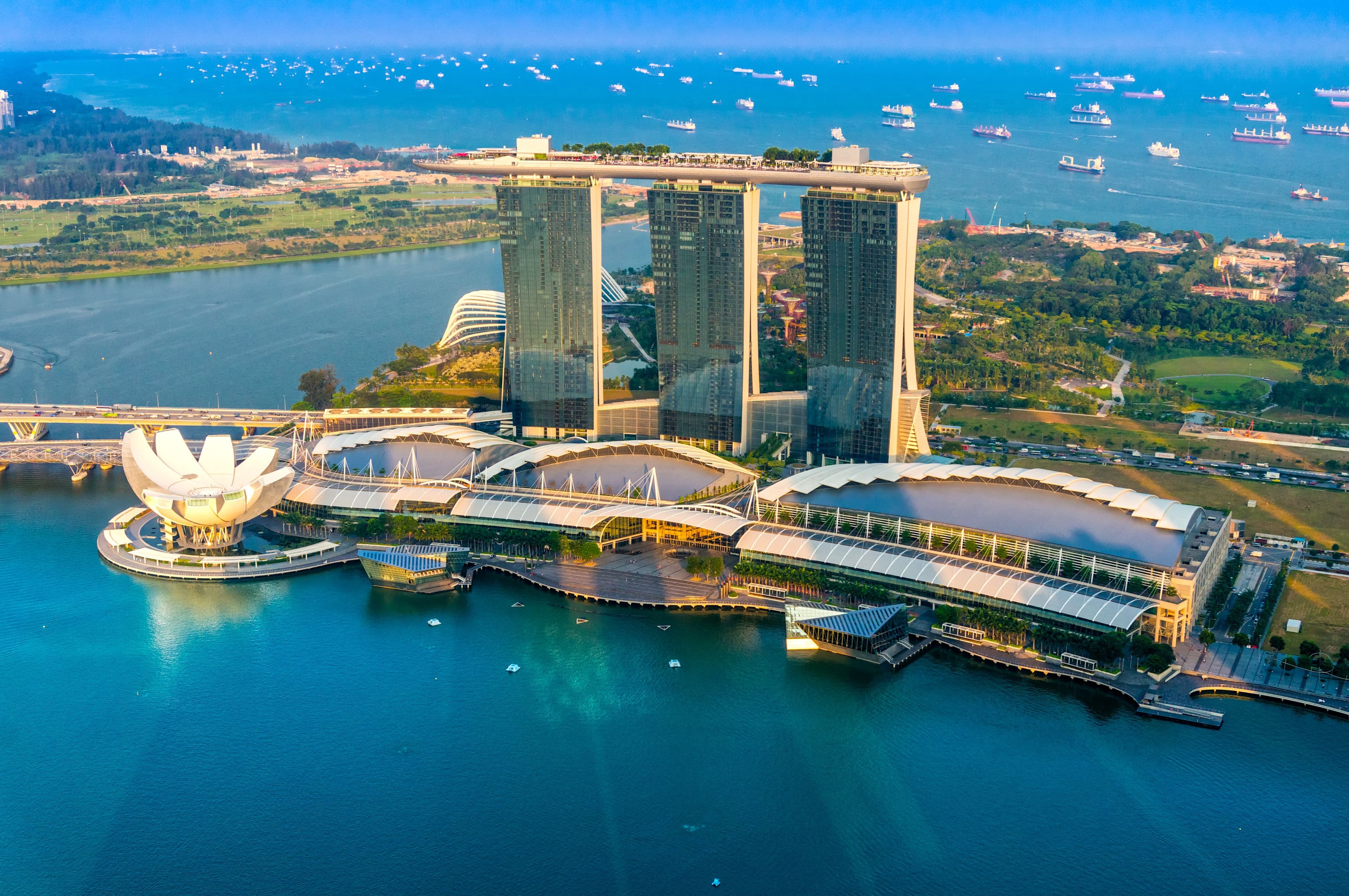 Singapur - Blick auf die Marina Bay mit dem Hotel Marina Bay Sands